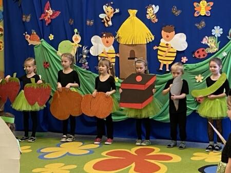 ''The very hungry caterpillar'' - wiosenne warsztaty kreatywne z rodzicami w grupie Sówek